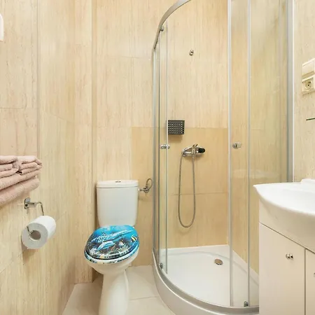 Large, Comfortable Holiday Homes Close To The Sea بيت للعطل نيخوجة